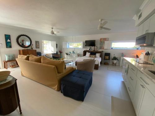 Naples Park Apartamento | Closest Studio Suite to Vanderbilt Beach, remodeled inside & out, new Anderson windows & sliders, well appointed, best quality throughout, fenced yard, private plus many extras!