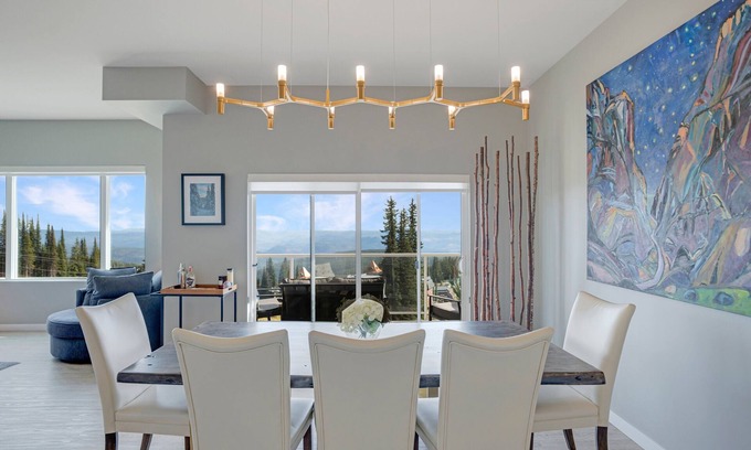 Silver Star Mountain Hotel | Closest to the Gondola – Spacious 3-Bedroom Townhome w/ Hot Tub, Ski-In/Ski-Out & Stunning Views