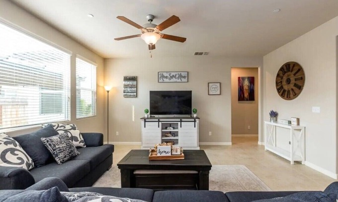 Raisin Casa | Clovis House, Sleeps 10, Hammock, Covered Patio, Game Table