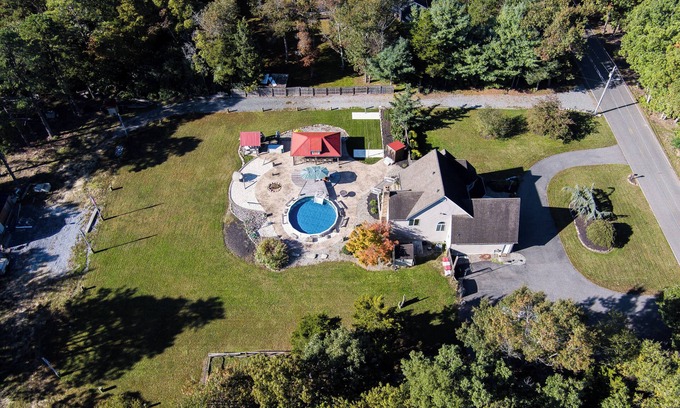 Milmay Otro | ClubDivot - A Modern Farm Style Home with Pool and Backyard Bar