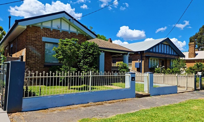 Orange Casa | Clytie Cottage on Moulder (CBD)