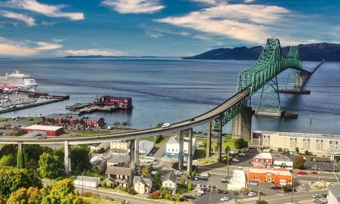 Astoria Casa | Coastal Comfort in Astoria – 4BR Near River, Fishing & History