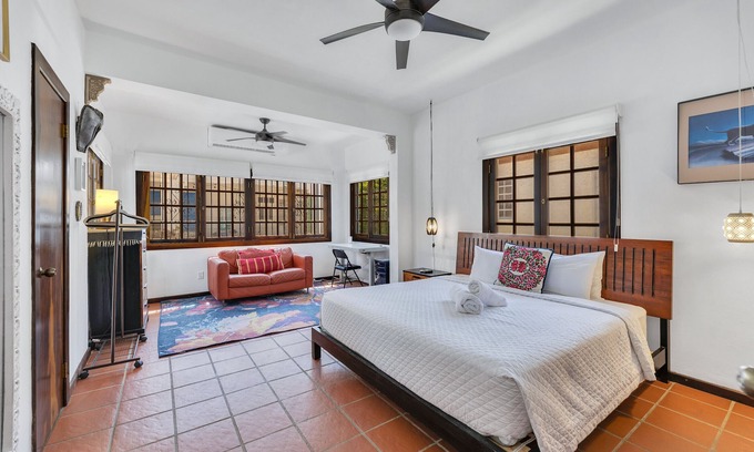 Parque Chalet De Esquí | Coastal Comfort: Spanish Villa Steps from the Sand