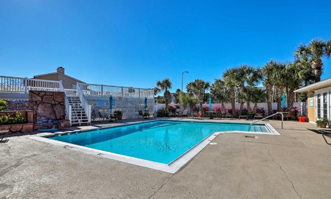 Galveston Apartamento | Coastal Condo with Resort Amenities 3 Min to Beach!