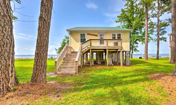 Hobucken Casa | Coastal Escape: Bayfront Home w/ Dock & Views