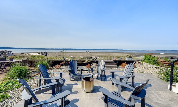 Warm Beach Casa | Coastal PNW Home on Swimmable Beach w/ Hot Tub!