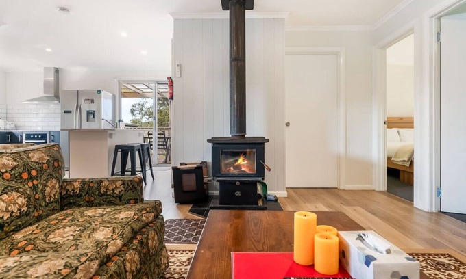 Sloping Main Apartamento | Coastal Retreat by the Beach