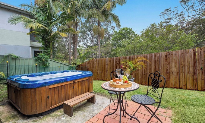 Valla Beach Apartamento | Coastal self-contained unit, with Hot Tub! Pets welcome. 5 min walk to beach!