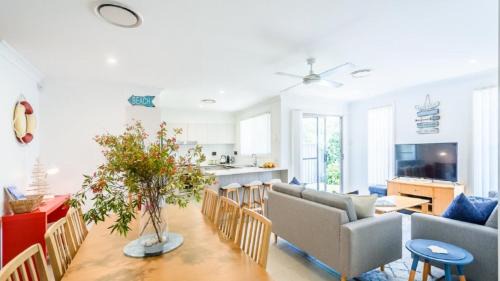 Umina Beach Casa | Coastal Villa Umina-pet friendly, walk to cafes, shops