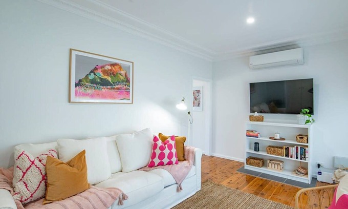 Dubbo Casa | Cobbora Cottage - Sleek & Stylish, Near Hospital