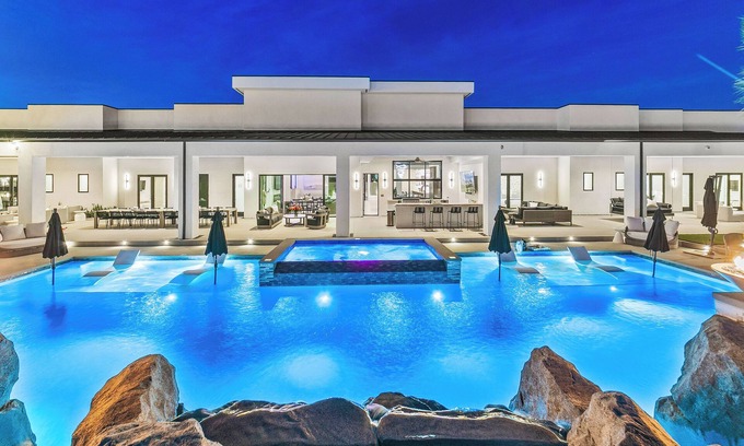 Indio Casa | Cold Plunge,Sauna,Waterslide,Pickleball,Volleyball,mini golf, EV