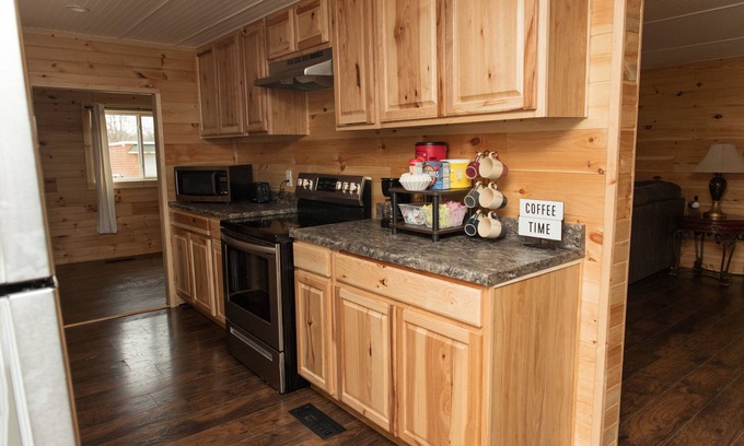 Paducah Cabina | Colonels' Cabin at Ramp 11 Retreat by Concord Sun