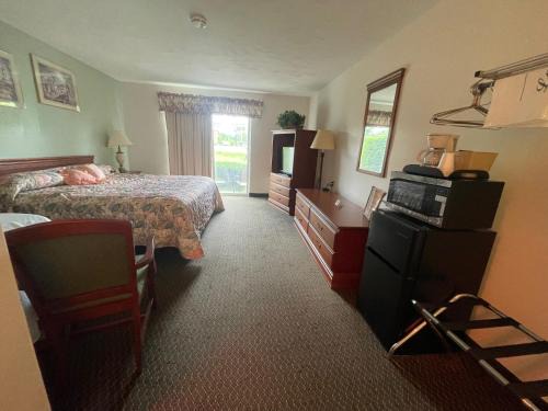 Morton Hotel | Colonial Brick Inn & Suites