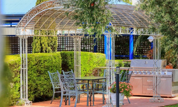 Young Hotel | Colonial Motel and Serviced Apartments