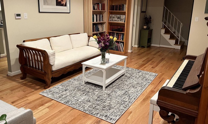 Gaithersburg Casa | Colonial with full kitchen and patio and 10 min. to metro to D.C.