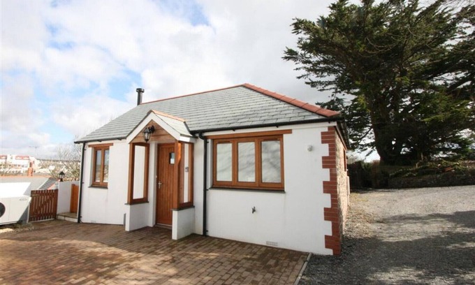 Bude Cabaña | Combermere Cottage, Bude, glimpses of canal & Sea