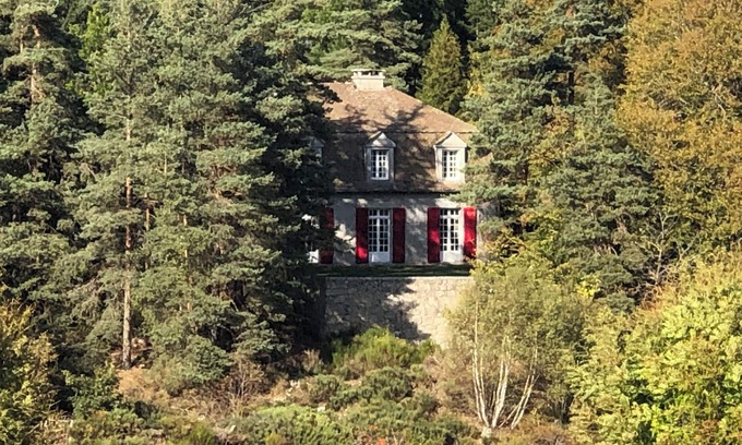 Peyre-en-Aubrac Casa | Come and relax in the peace and quiet of the countryside, overlooking the lake.