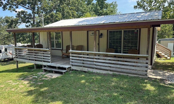 Edwards Casa | Come stay at the quite and Cozy Rustic Hideaway