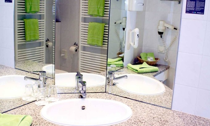 Linderbach Casa | Habitación doble confort con cama supletoria - H + Hotel Erfurt