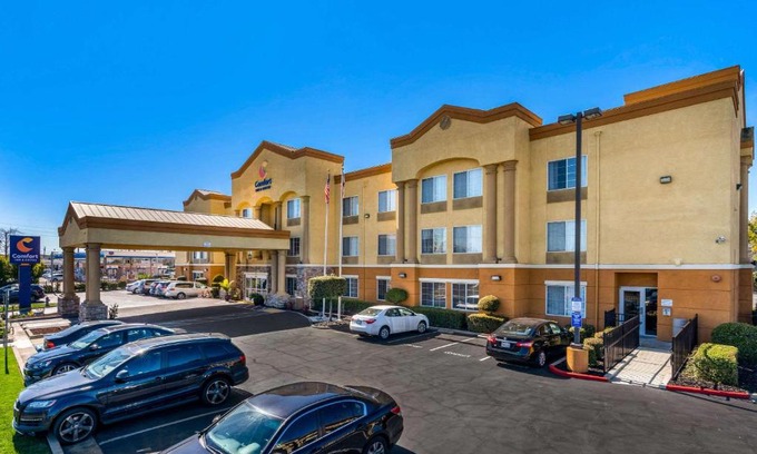 Southeastern Sacramento Hotel | Comfort Inn & Suites Sacramento - University Area