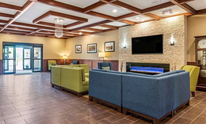Comstock Park Hotel | Comfort Suites Grand Rapids North