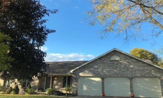 Bellevue Casa | Comfortable and Clean GB Home close to Lambeau