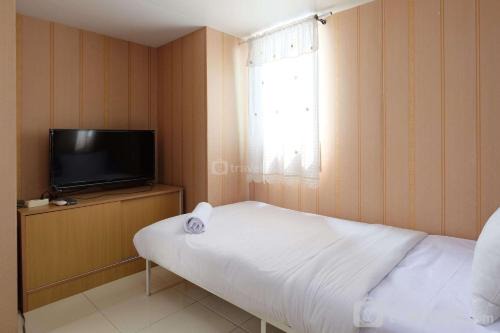 Depok Apartamento | Comfortable and Tidy Studio at Dave Apartment By Travelio