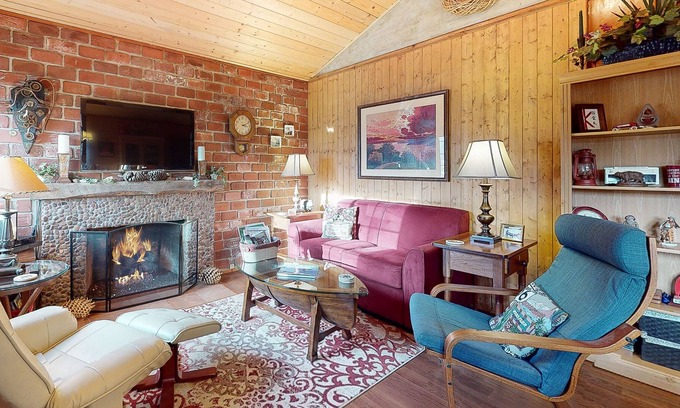 Cedarpines Park Cabina | Comforting dog-friendly mountain view cabin with gas fireplace, deck, & patio
