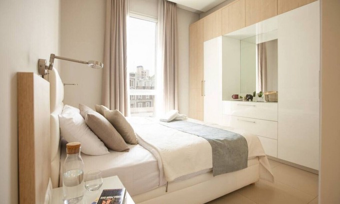 Gemmayzeh Apartamento | Comfy - 1BR Apt W Pool & Gym in Gemmayze