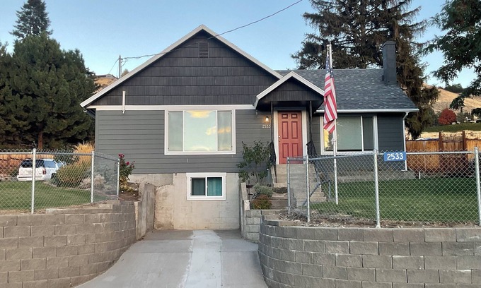 East Wenatchee Casa | Comfy 3-bed bungalow in East Wenatchee, where nearby adventures await.