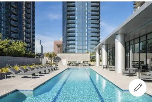 Financial District Apartamento | Comfy Apt with pool & hot tub in downtown LA 658