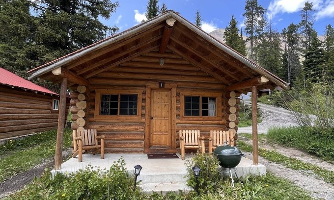 Cooke City-Silver Gate Cabina | Comfy cabin is situated on the Silver Gate property which overlooks 10,000ft tall mountain peaks surrounding the town.