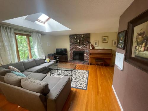 Andover Casa | Comfy & Convenient Suite Sleeps 1 to 5 Near Boston