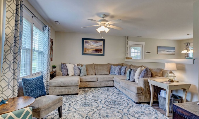 Wilmington Casa | Comfy, family-friendly, dog-friendly, 3 bedroom home with a pool