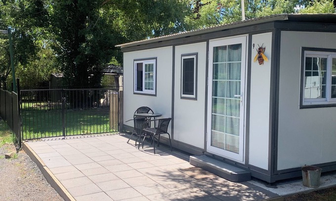 Glen Innes Apartamento | Comfy studio units on 10 acres of free space and only 5 minutes walk to CBD