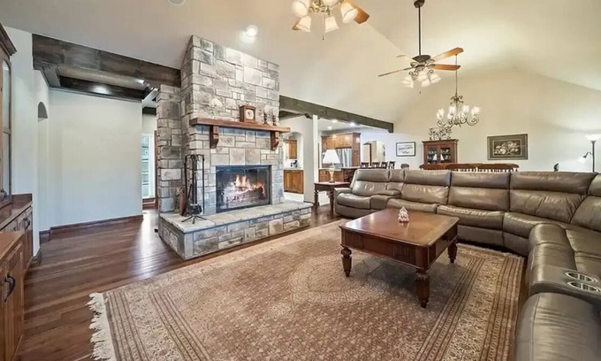 Vinita Casa | Compound on Lake - Gameroom/Dock/Pool/Hot tub - Sleeps 37