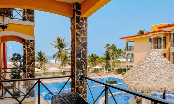 Barrio Los Villalobos Condominio | Condo Yuli, Oceanfront on Jaco Beach