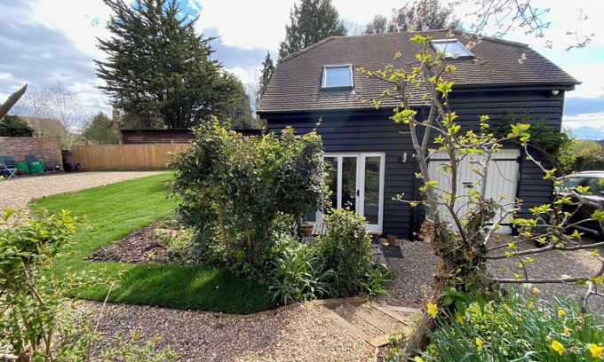 Twyford Cabaña | Contemporary Barn in Twyford just 3 miles from Winchester. Parking provided.