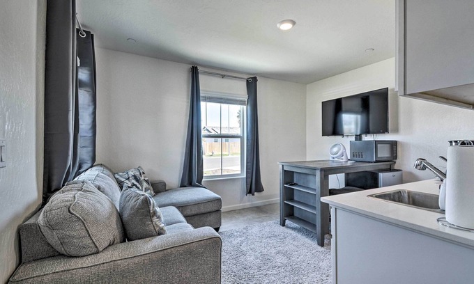 Los Banos Apartamento | Contemporary Los Banos Studio < 3 Mi to Dtwn!