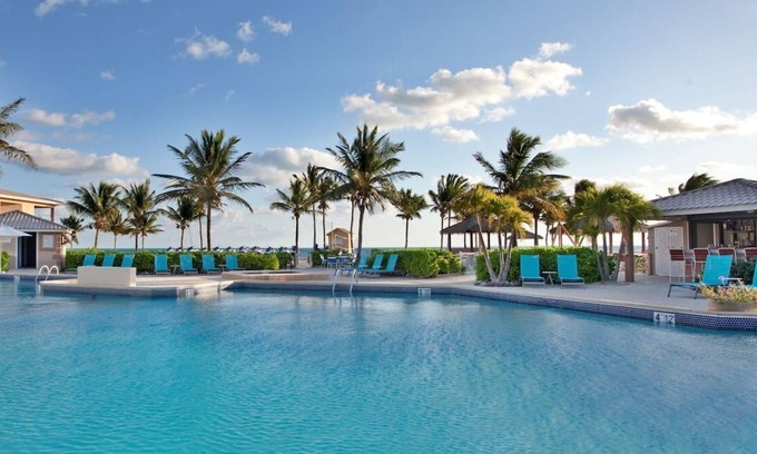 Crystal Harbour Complejo | Contemporary Seaside Retreat! On-site Pool and Restaurant, Close to Camana Bay!