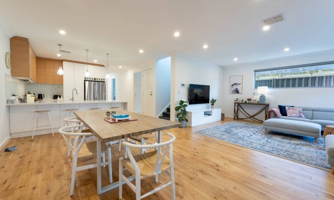 Marryatville Casa | Contemporary Townhouse near Norwood