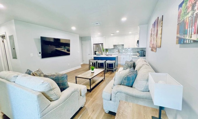 Metairie Apartamento | Conveniently Located Contemporary 6 Bed/6 Bath 15 Min to Downtown