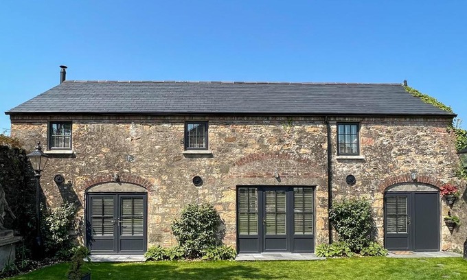 Stewartstown Casa | Converted Victorian Coach House with Hot Tub