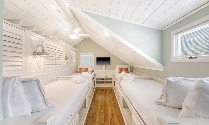 Tarpon Pond Cabaña | Cool kids Loft!! - Walk or Ride to the beach - Bikes and Amenity Cards included!