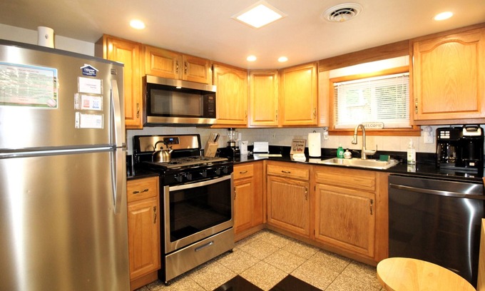 Oneonta Apartamento | Cooperstown Baseball Rentals - Double Play # 1 - ¡Cerca del All-Star Village, el centro y la piscina comunitaria!