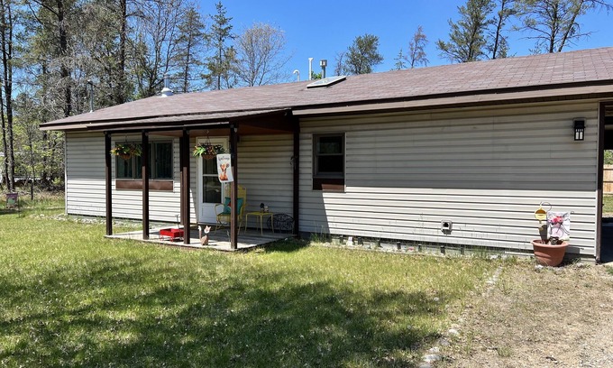 Grayling Casa | Copper Fox Cottage is cozy and welcoming, near trails and Manistee River.