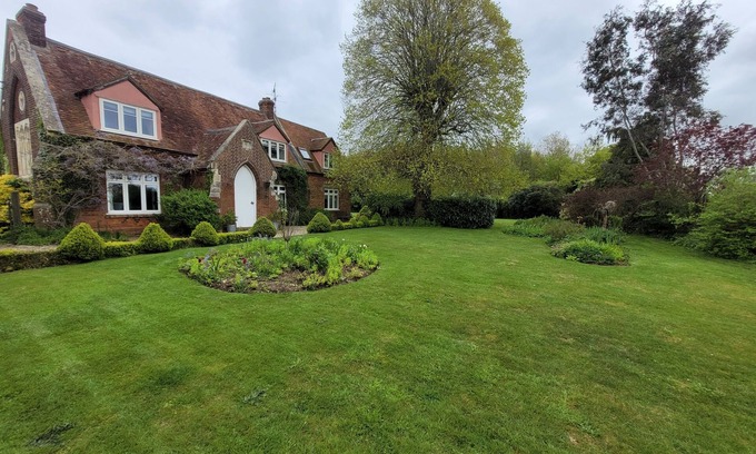 Pattiswick Casa | Cosy and warm old school country house surrounded by countryside and walks