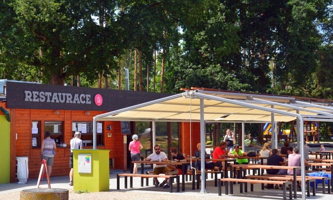 Hradec Kralove Casa | Precioso apartamento en villa para 12 personas con WIFI, TV, patio y mascotas permitida