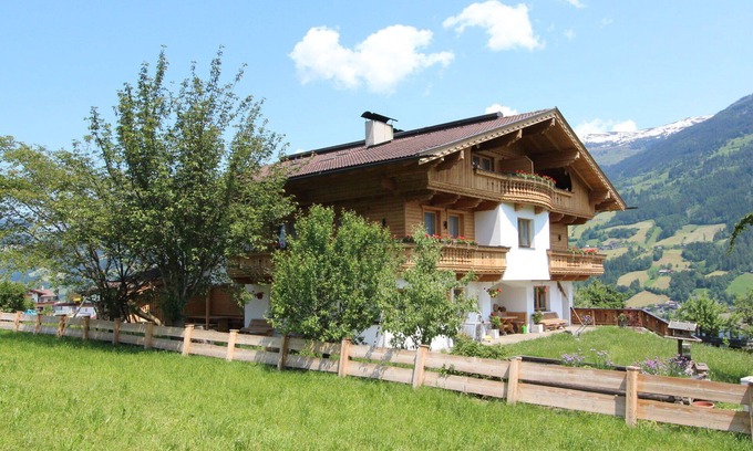 Fuegen Villa | Hermoso apartamento en villa con WIFI, TV, terraza, mascotas permitida y vista panorámica