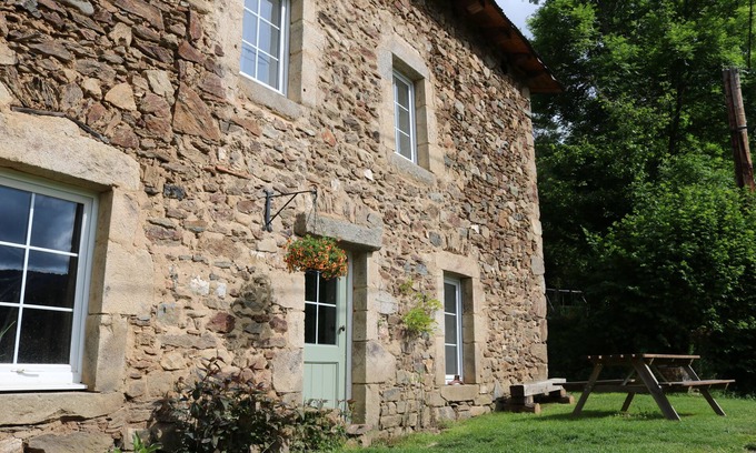 Laval-sur-Doulon Cabaña | Acogedora casa de campo en el hermoso bosque de Livradois Auvernia